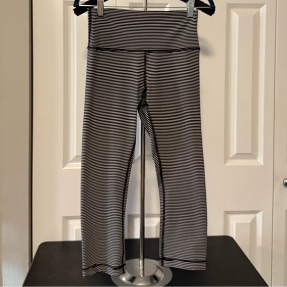 Lululemon Athletica Like New Wunder Under HR. Cropped Striped Leggings Size 8 - Picture 2 of 7